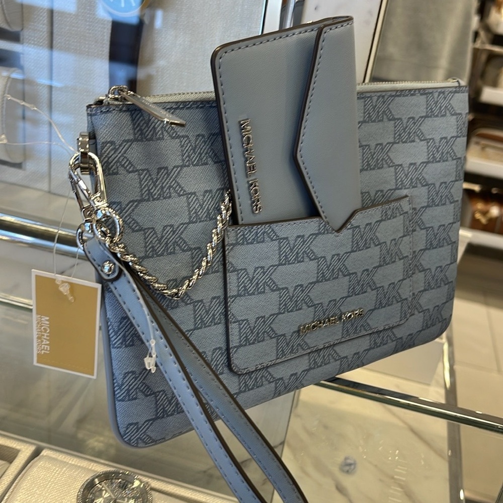 Michae Kors Jet Set Item Large Logo 2-in-1 Central Zip Wristlet
Pale Blue 
NWT - Picture 8 of 16